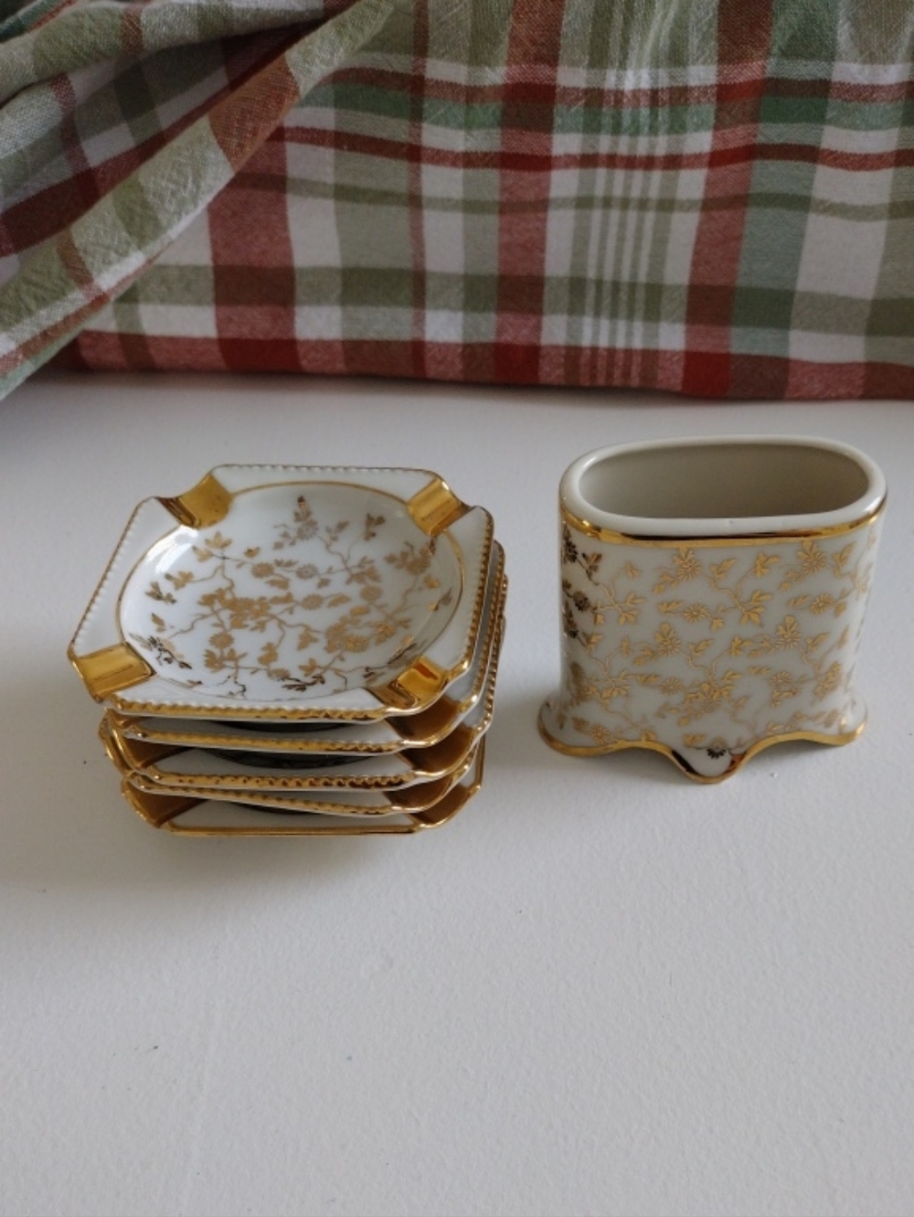 Haus Dresden 24K Gold Paint Ashtrays And Cigarette Holder. - Picture 13 of 13